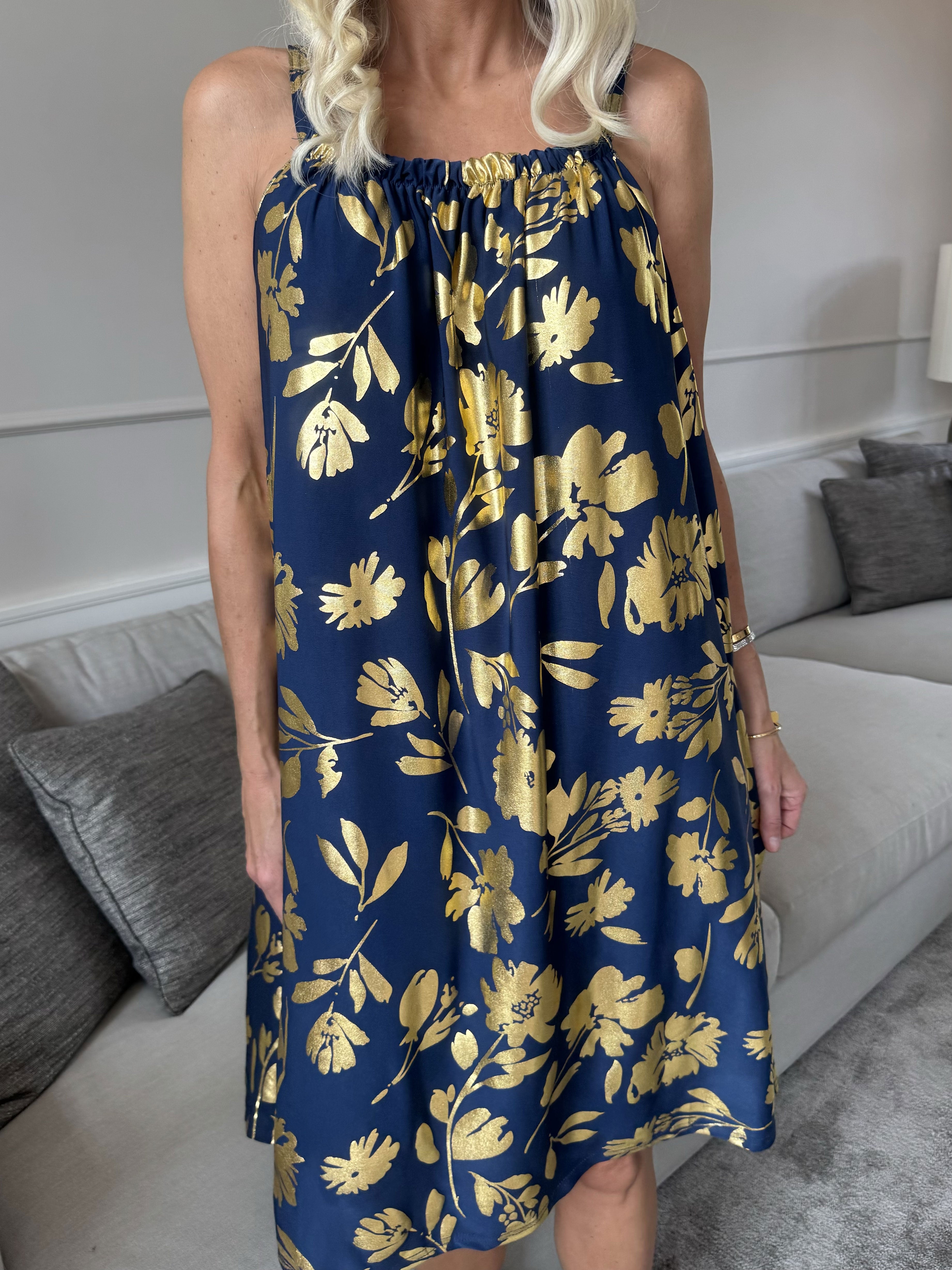 SunLove Gold Flower - Elastisk stropkjole med store guldblade